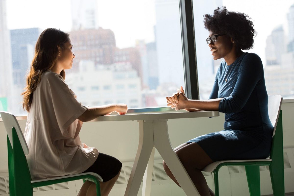 Deux professionnelles de la santé mentale discutant ensemble, illustrant la collaboration entre psychologue et psychoéducateur